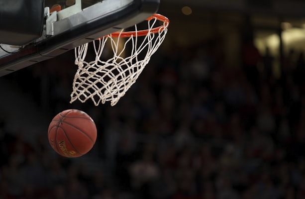 NBA总决赛第七场激烈对抗，球员扣篮